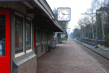 904553 Gezicht op het perron van het N.S.-station Den Dolder te Den Dolder.